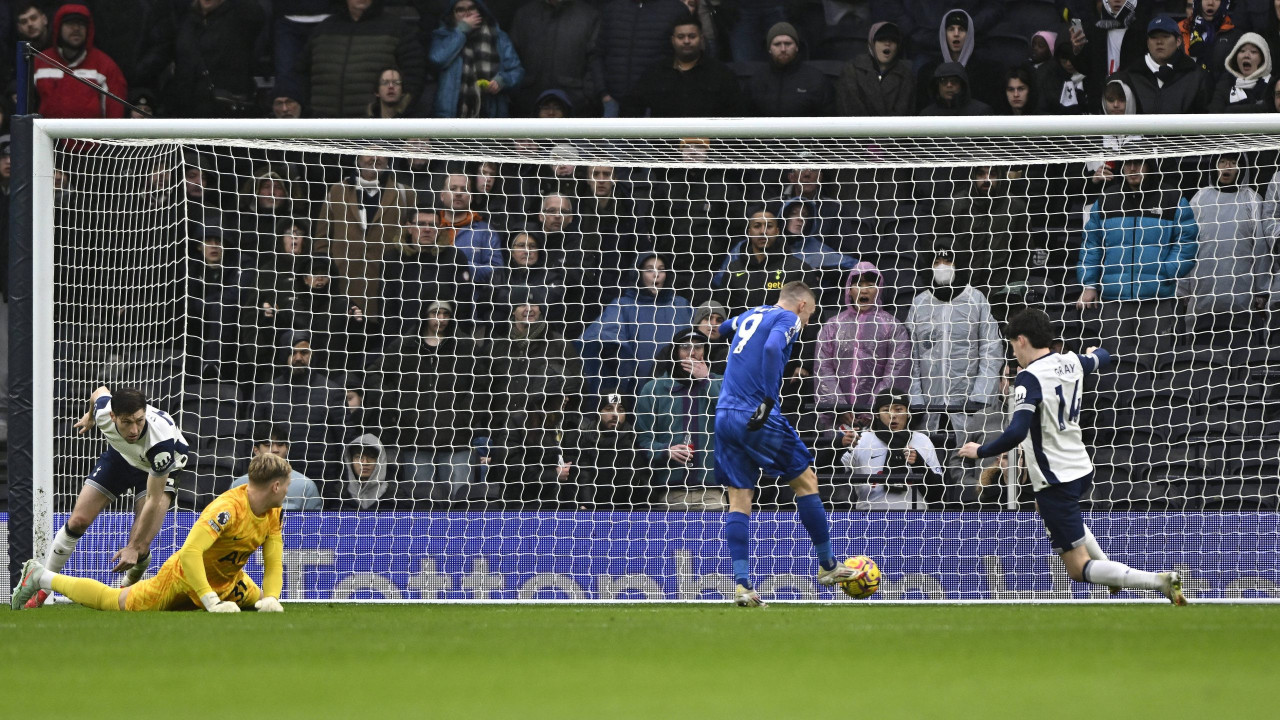 Navijači Totenhema broje godine bez trofeja, dok im Vardi dosipa so na ranu