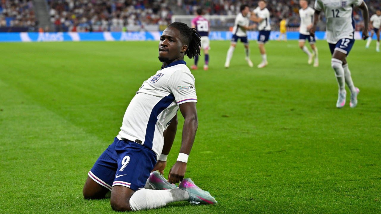 Engleska slavi momka koji je sa 11 godina brinuo o bolesnoj majci