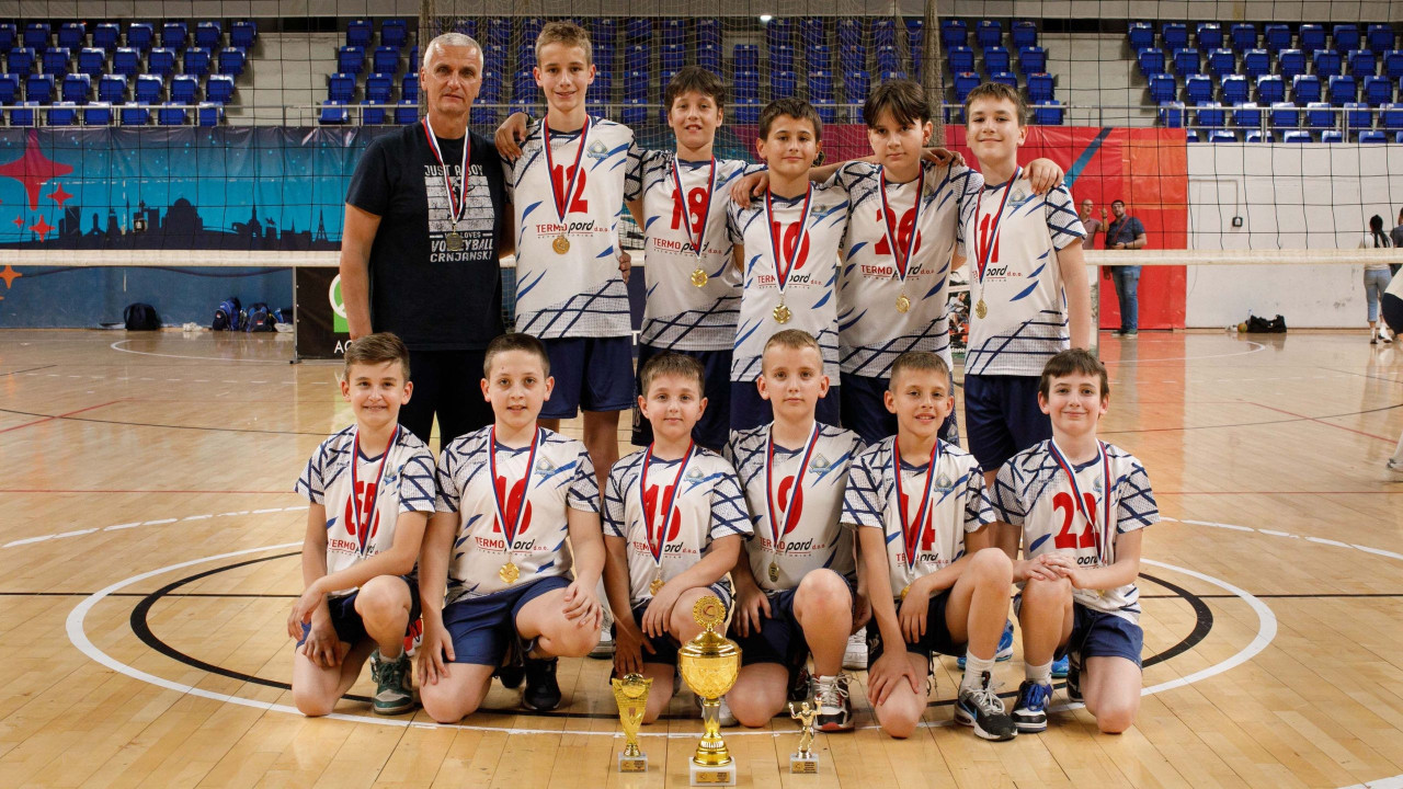 Vladaju Močevićevi dečaci: Odbojkaši Crnjanskog šampioni države, srebro za Laki Star