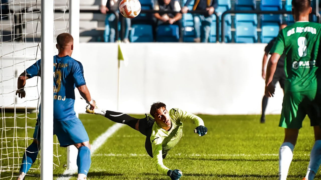 Frula, petarde i motorna testera – prva rukavica upoznala čari Srpske lige i zakoračila rang više: Tribine punije nego u eliti