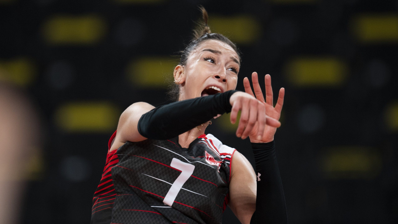 Jedna od najpopularnijih turskih odbojkašica podigla dres Fenerbahčea (VIDEO)